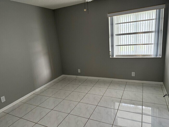 Building Photo - 116 Burgundy B