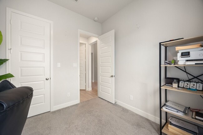 Building Photo - 8711 Hbr Pnes Dr