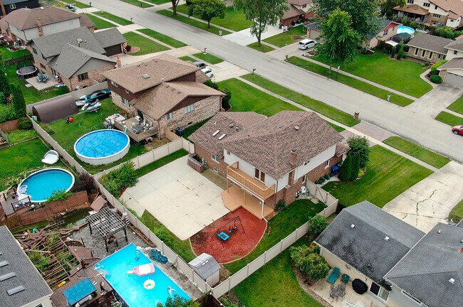 Building Photo - 13050 Meadowview Ln