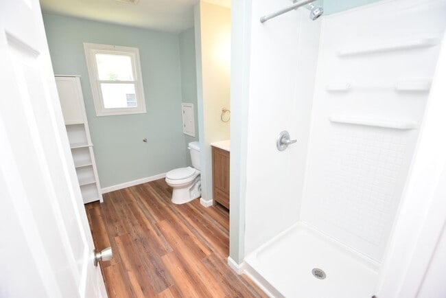 Building Photo - 4 bedroom 2 bath home close to UP Mall
