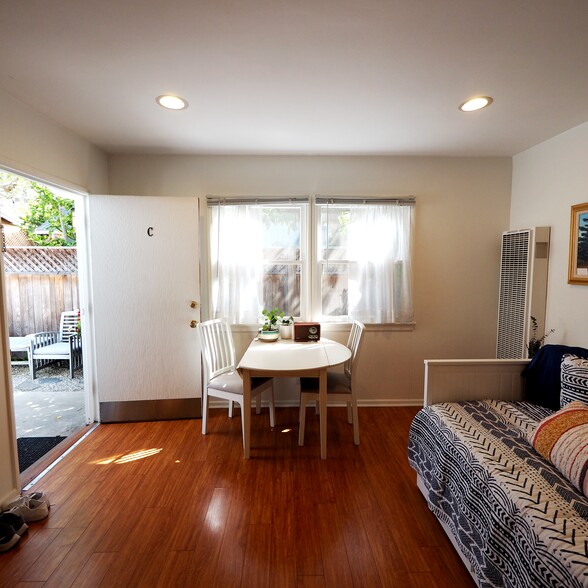 Quaint studio w/beautiful afternoon light - 828 7th St