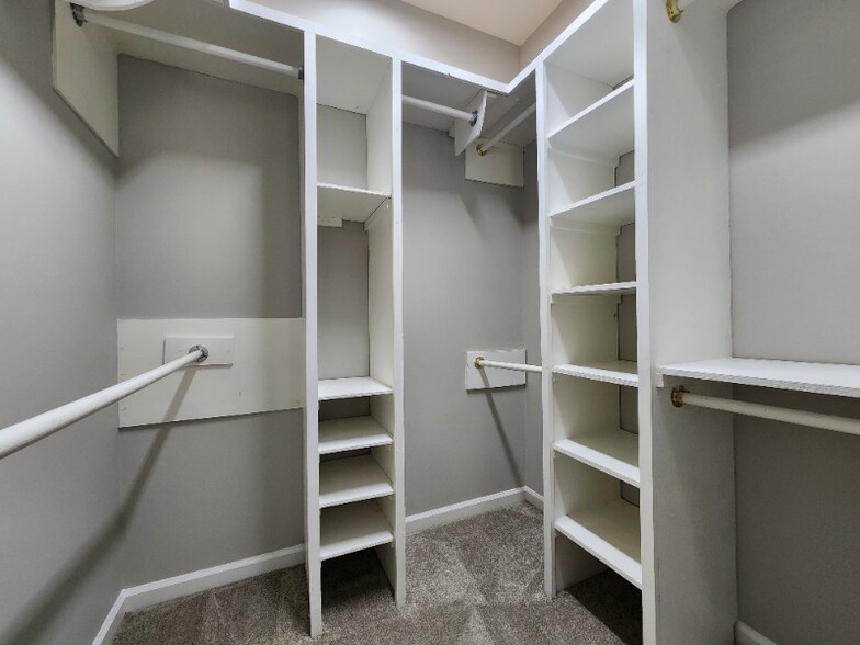 Building Photo - 383 Castleton Cir