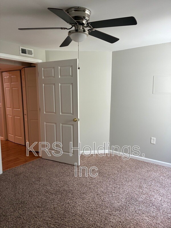 Building Photo - 303 Joyce Dr