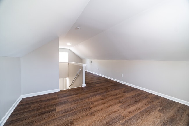 Building Photo - 870 S Waverly St