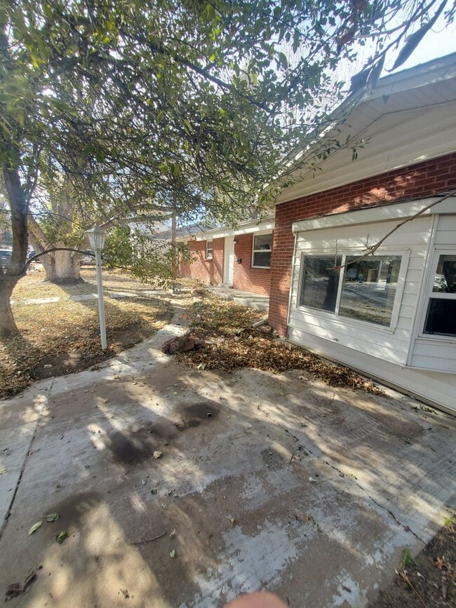 Building Photo - Spacious Ranch Style 4 BR Available in Aug...