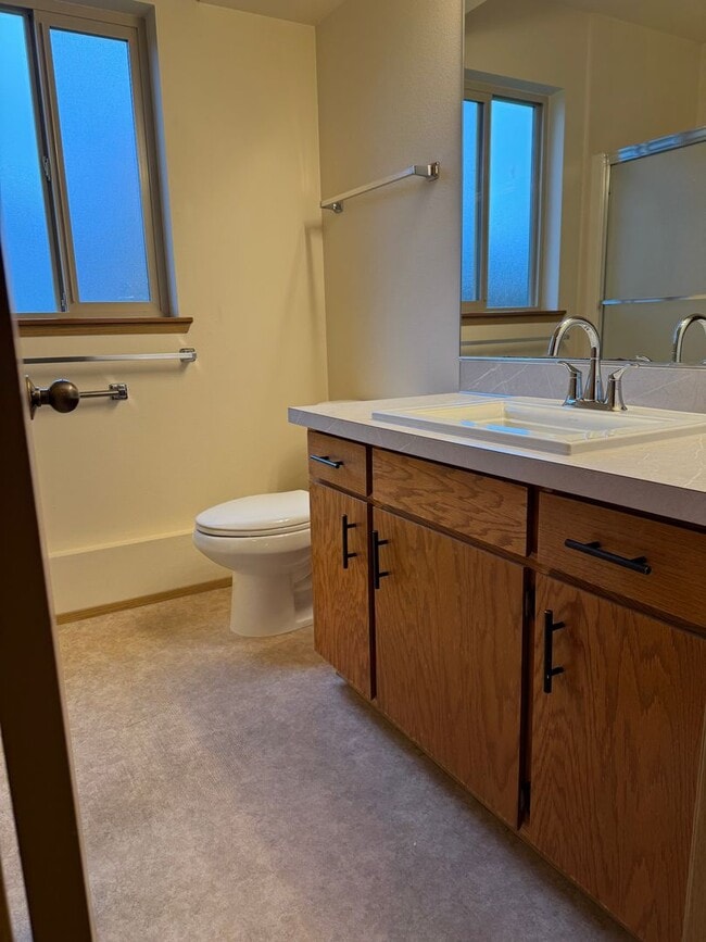 Building Photo - Renovated 3 BR Townhouse