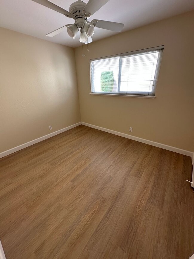 Building Photo - Single family 2 bedroom 1 bath, washer/dryer in unit