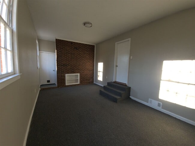 Building Photo - 4 Bedroom/ 1.5 Bath Brick Home for Rent in...