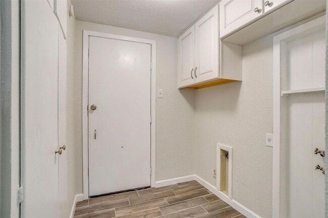 Building Photo - Amazing Home in Western Hills- 3 bed, 1.5 ...