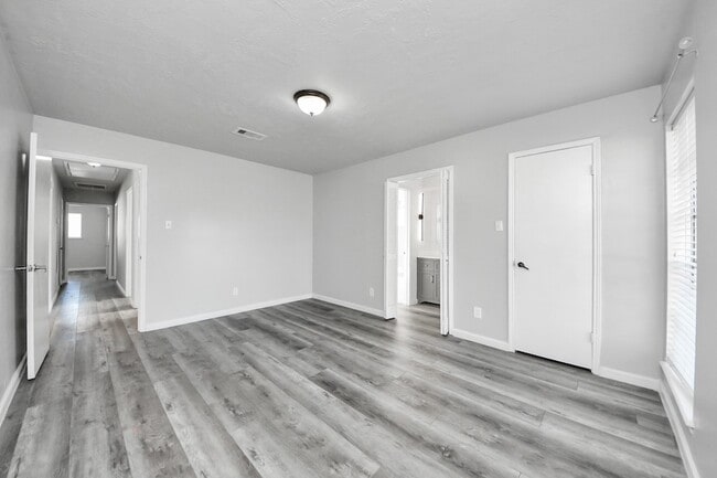 Building Photo - 8011 La Roche Ln