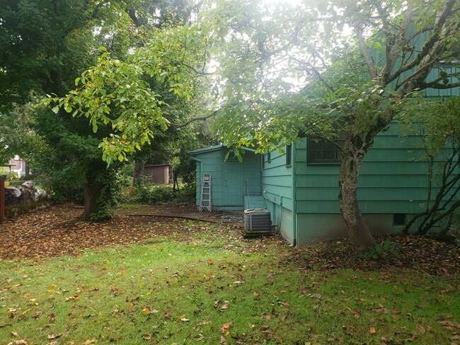 Building Photo - Charming Cottage in Woodburn with Large Yard!