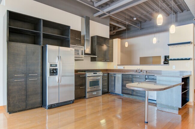Building Photo - Luxury Gold Lofts! Bright Open Floor Plan with City Views-Secure Parking