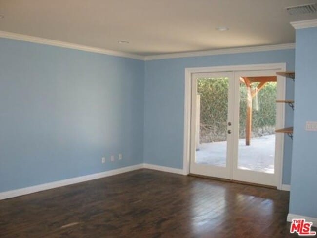 Building Photo - Sherman Oaks Traditional