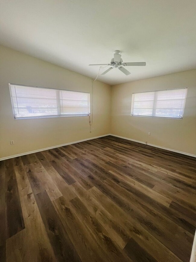 Building Photo - Spacious 2Bed/2Bath Home Avail. for Rent in Southgate Sarasota!!