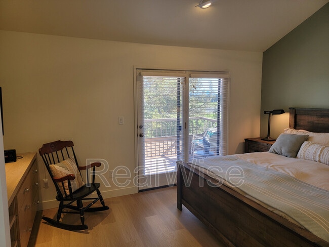 Building Photo - 6901 Robin Ct