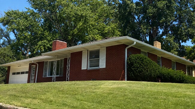 Building Photo - Charming 2-Bedroom Home in a Quiet Neighborhood