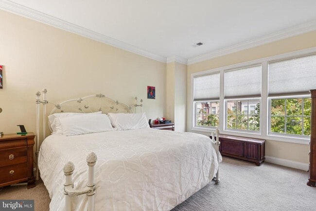 Building Photo - 724 Sentry Square