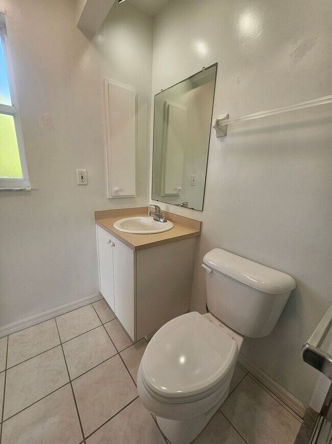 Building Photo - 3/2/2 Annual Rental Available!!