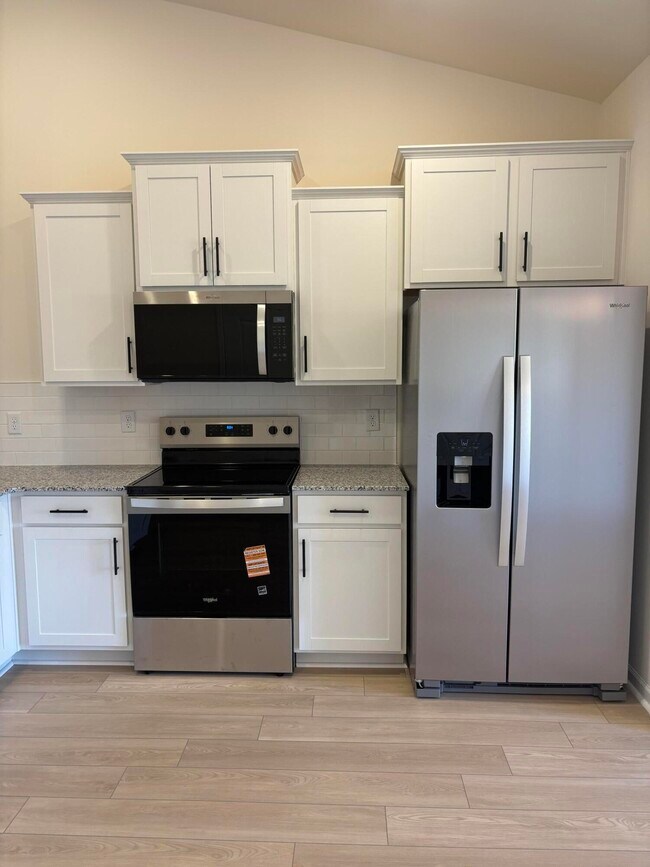 Building Photo - 370 Acorn St