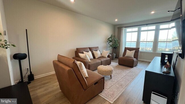 Building Photo - 11 Sidney Ln