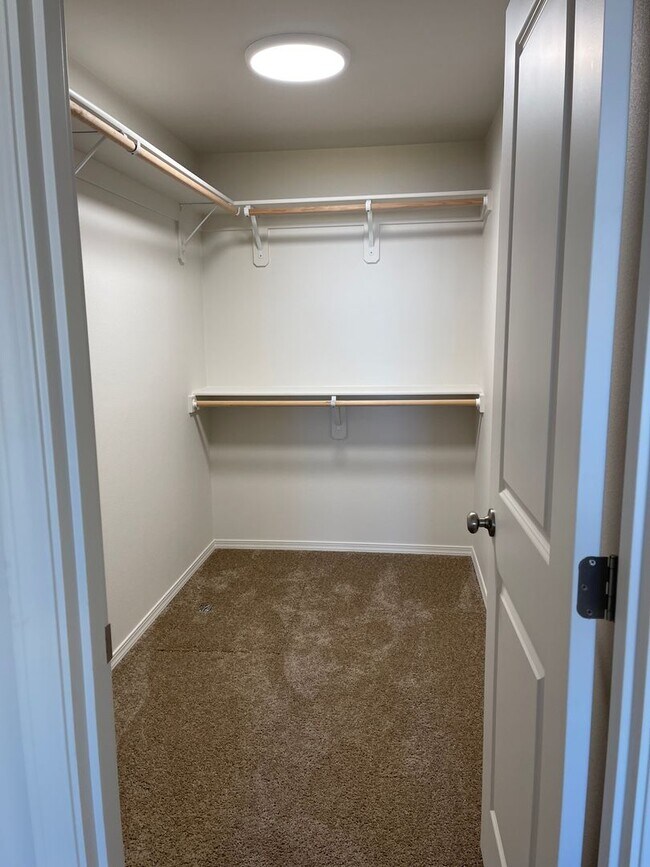 Building Photo - Brand New River Road area home