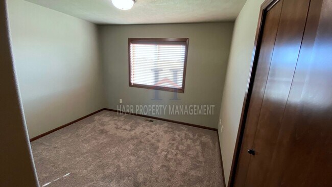 Building Photo - East Sioux Falls Twin Home