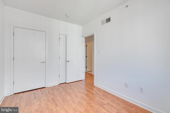 Building Photo - 220 W George St