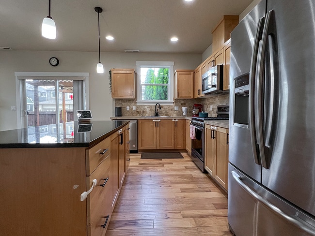 Building Photo - Enjoyable 4-Bed, 2.5-Bath Corner Lot Home in High-Tech Area!