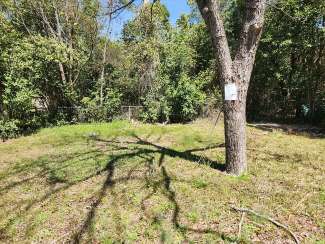 Building Photo - 3 Bedrooms 1.5 Baths Carport - Midtown
