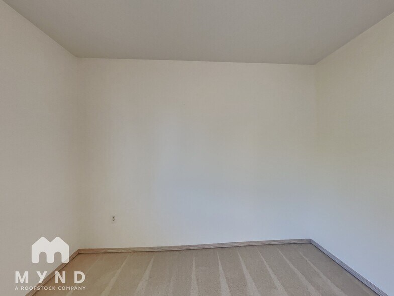 Building Photo - 3711 SE Sunrise Dr