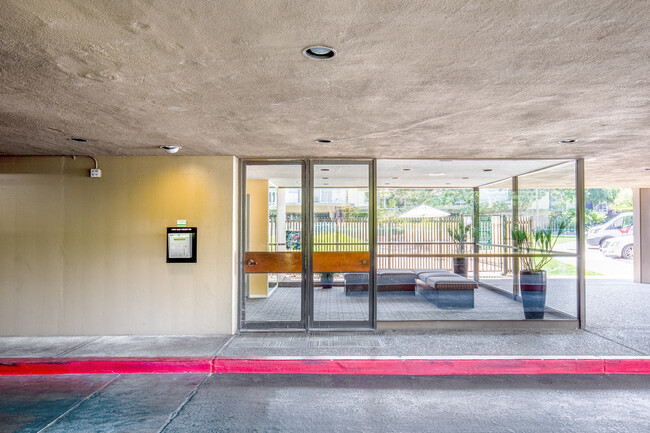 Building Photo - 1450 Oak Creek Dr