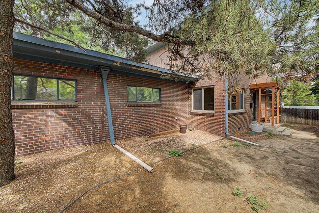 Building Photo - "Charming 2-Bedroom Apartment with Spacious Living – 1025 Sq Ft in Prime Denver Location!"