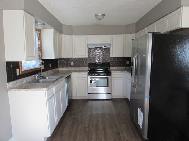 Building Photo - 3 Bedroom House Close to FLW -  New LVP Flooring May 2024!