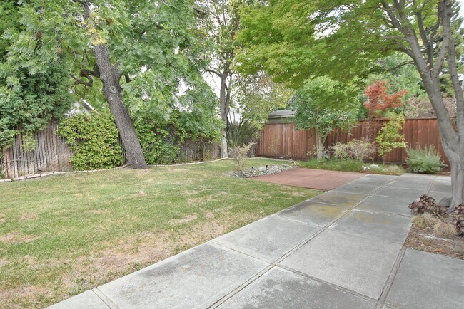 Building Photo - Beautiful 3 Bedroom + Office 2.5 Bath Home...