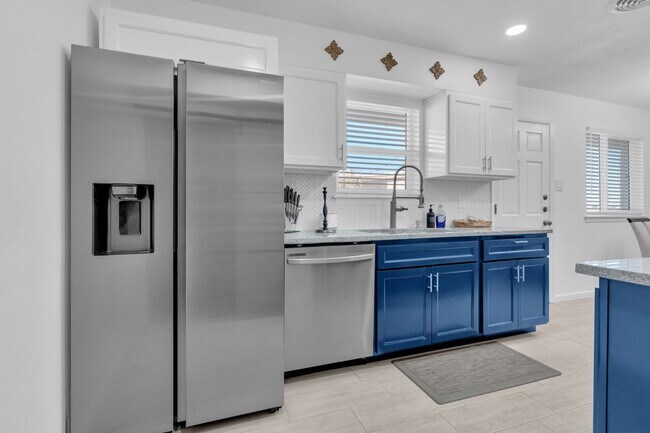 Building Photo - 9805 Sugarberry Dr