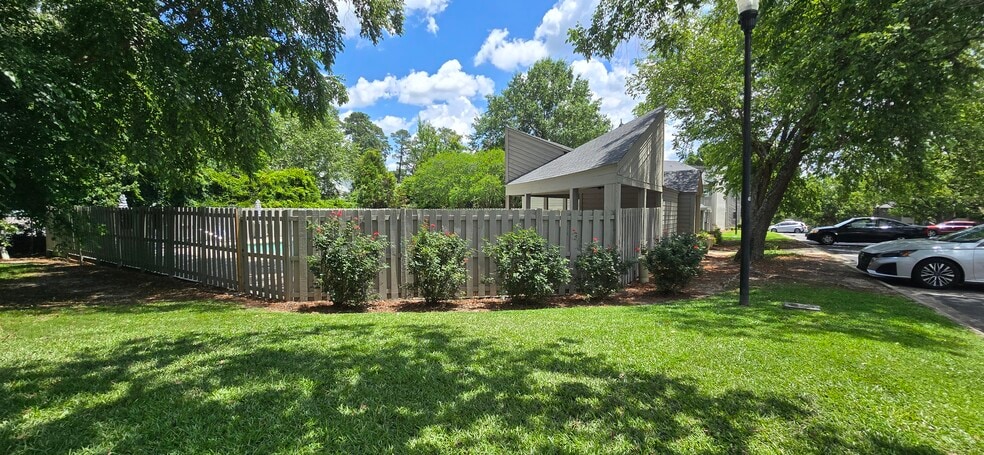 Building Photo - 448 Deerwood St