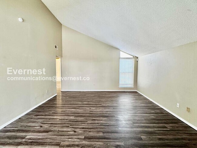 Building Photo - 3 Bed, 2 Bath Townhome with Fenced Yard & Garage / Pet-Friendly / Available Now!