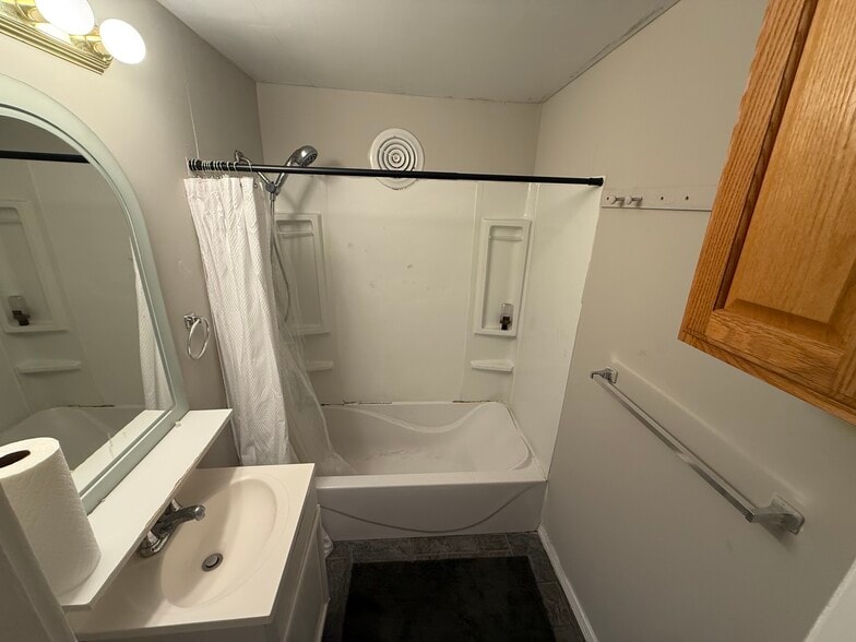 Building Photo - 804 W Oregon St