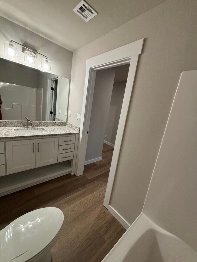 Building Photo - Beautiful New Duplex!