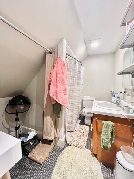 Building Photo - 105 Day St