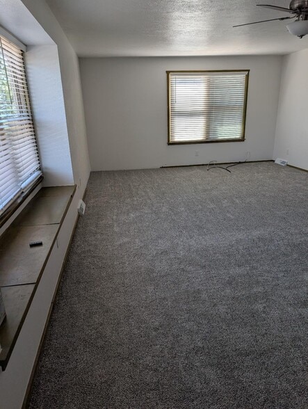 Building Photo - 1393 S Foothill Dr