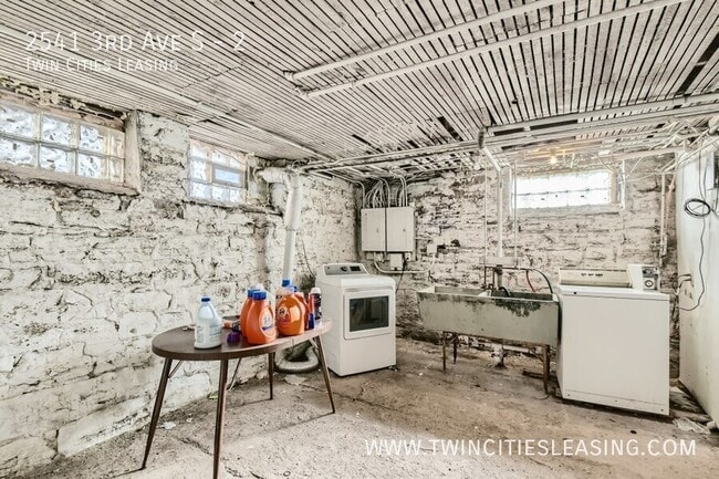 Building Photo - 2541 3rd Ave S