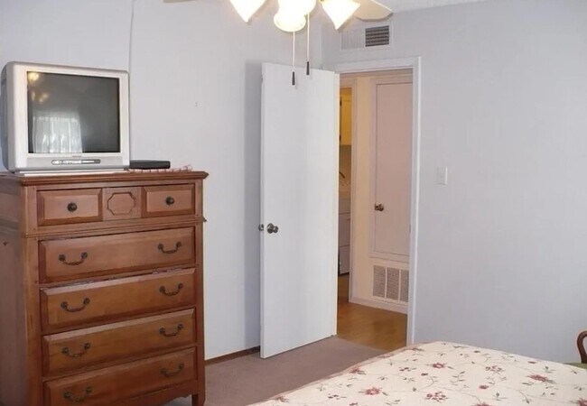 Building Photo - 12708 Tomlinson Dr SE