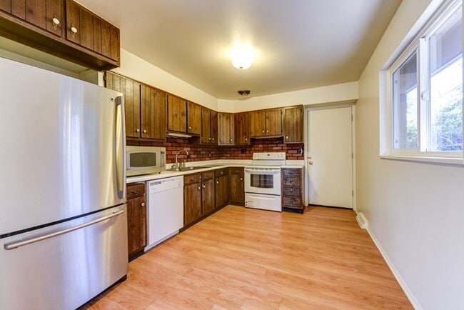 Building Photo - Pre-Lease August 2026; Large 5 Bedroom 3 B...