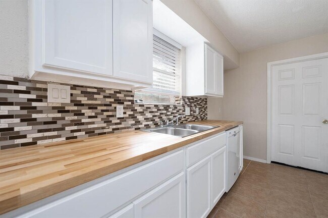 Building Photo - 10707 Forest Leaf Dr