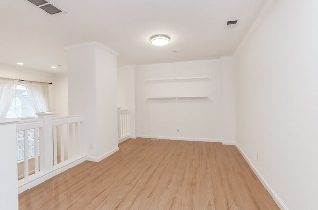 Building Photo - 3 Bed / 2.5 Bath townhome at the Cove in Redwood Shores with garage parking and EV charger. YouTu...