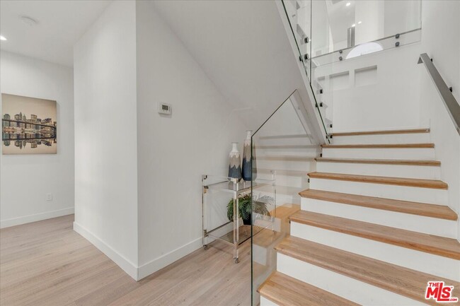 Building Photo - 10347 Hillhaven Ave