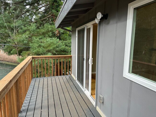 Building Photo - Beautifully updated 4 bedroom 2 bathroom h...