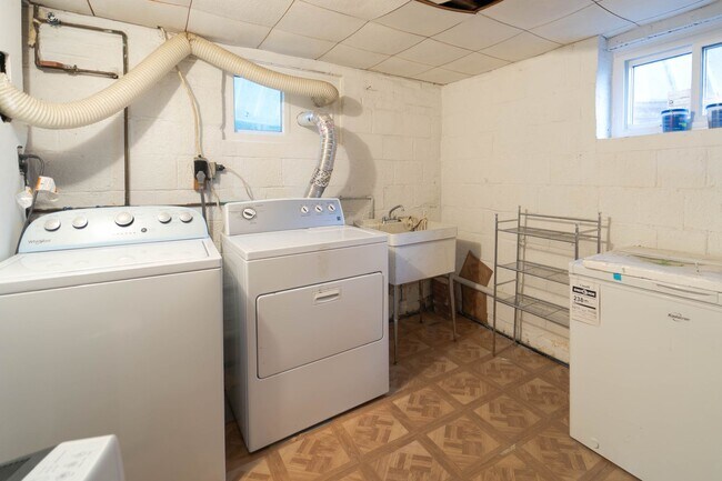 Building Photo - 50's Rambler with 5 BR & 3 BA in One of the Best Locations in Arlington