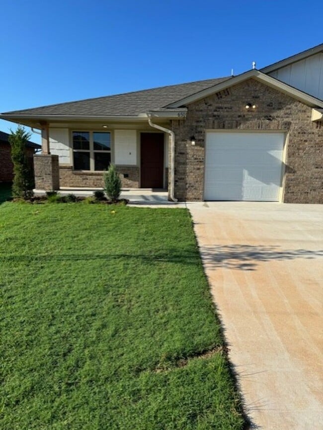 Building Photo - Brand New Duplex For Lease! 650 Juniper!